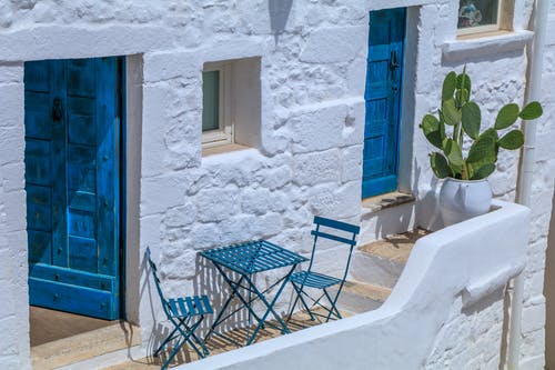 balkon s posezením 